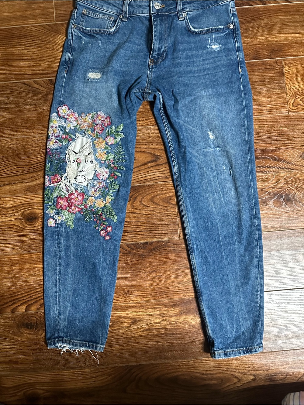 Zara Blue Denim Boyfriend Jeans with Floral Face Embroidery Sz . 6